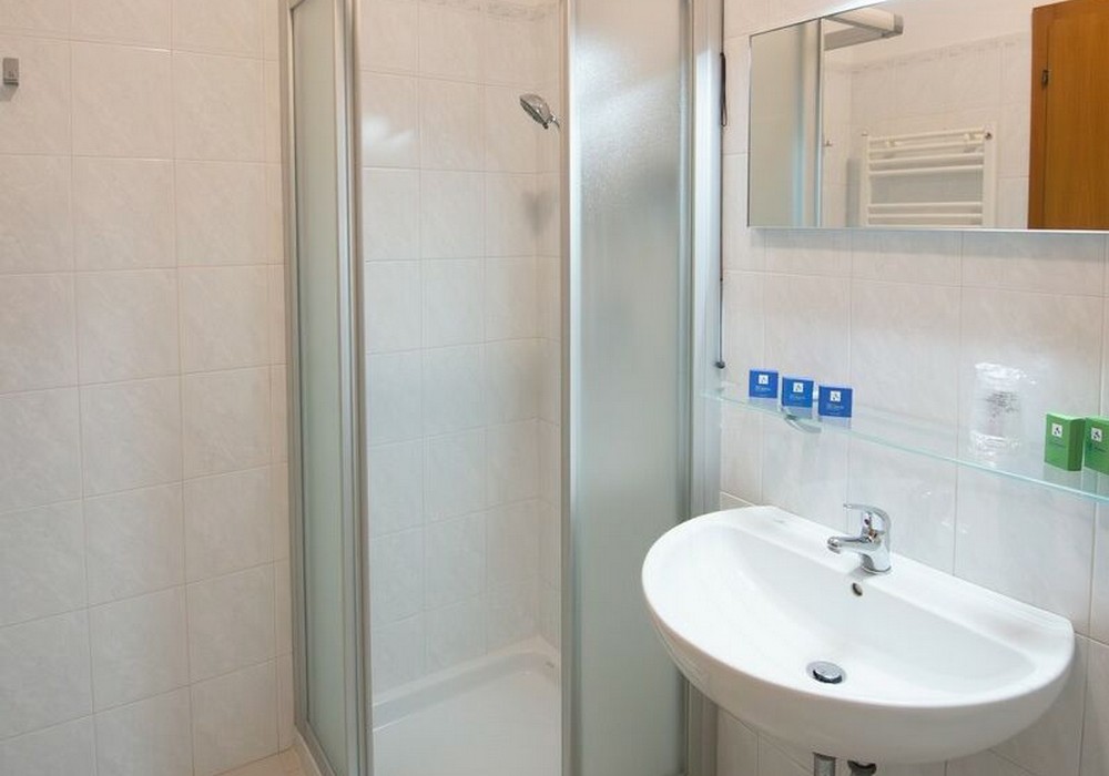 Camera tripla | Spazi ampi, comfort essenziale e balcone privato per un soggiorno da vivere insieme.