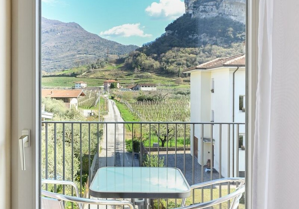 Camera tripla | Spazi ampi, comfort essenziale e balcone privato per un soggiorno da vivere insieme.