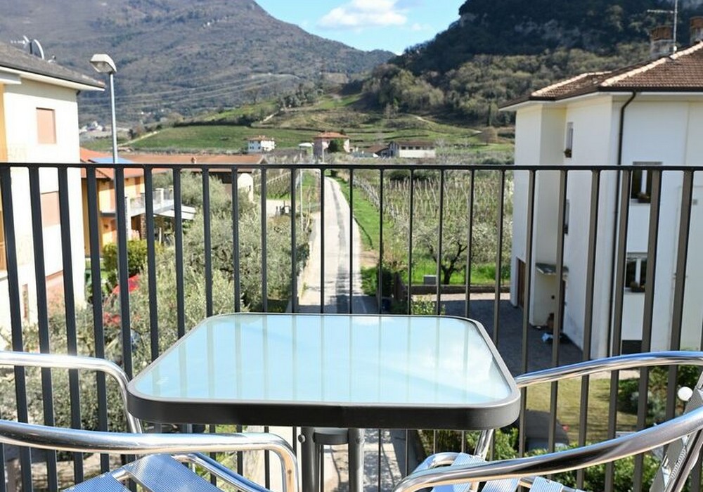 Camera tripla | Spazi ampi, comfort essenziale e balcone privato per un soggiorno da vivere insieme.