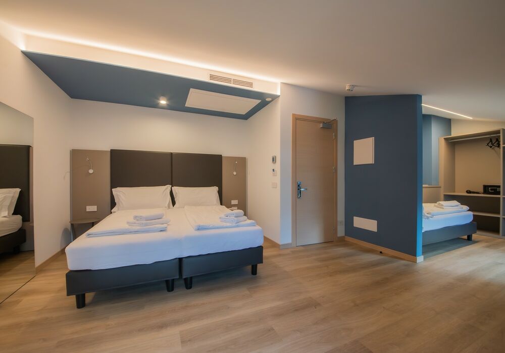 Suite Familiare Deluxe | Spaziosa suite familiare con vista sulle montagne, pensata per regalare comfort e serenità a tutta la famiglia.