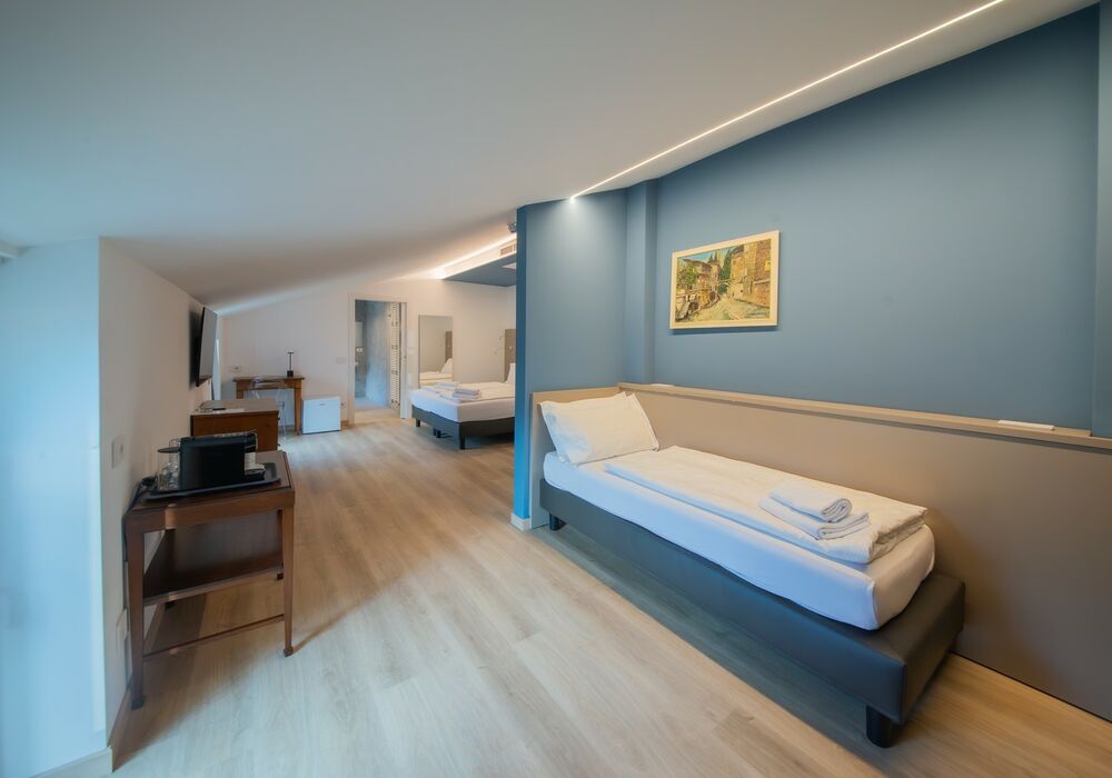 Suite Familiare Deluxe | Spaziosa suite familiare con vista sulle montagne, pensata per regalare comfort e serenità a tutta la famiglia.