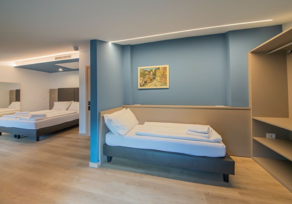 Suite Familiare Deluxe | Spaziosa suite familiare con vista sulle montagne, pensata per regalare comfort e serenità a tutta la famiglia.