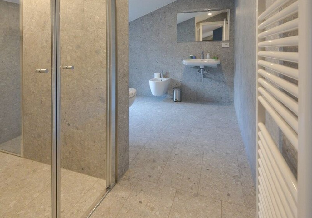 Suite Familiare Deluxe | Spaziosa suite familiare con vista sulle montagne, pensata per regalare comfort e serenità a tutta la famiglia.
