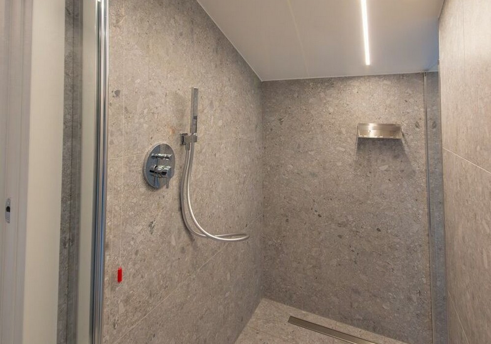 Suite Familiare Deluxe | Spaziosa suite familiare con vista sulle montagne, pensata per regalare comfort e serenità a tutta la famiglia.