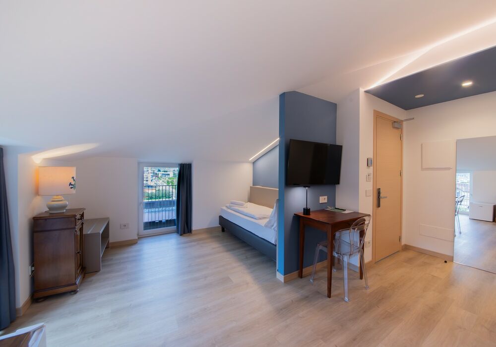 Suite Familiare Deluxe | Spaziosa suite familiare con vista sulle montagne, pensata per regalare comfort e serenità a tutta la famiglia.
