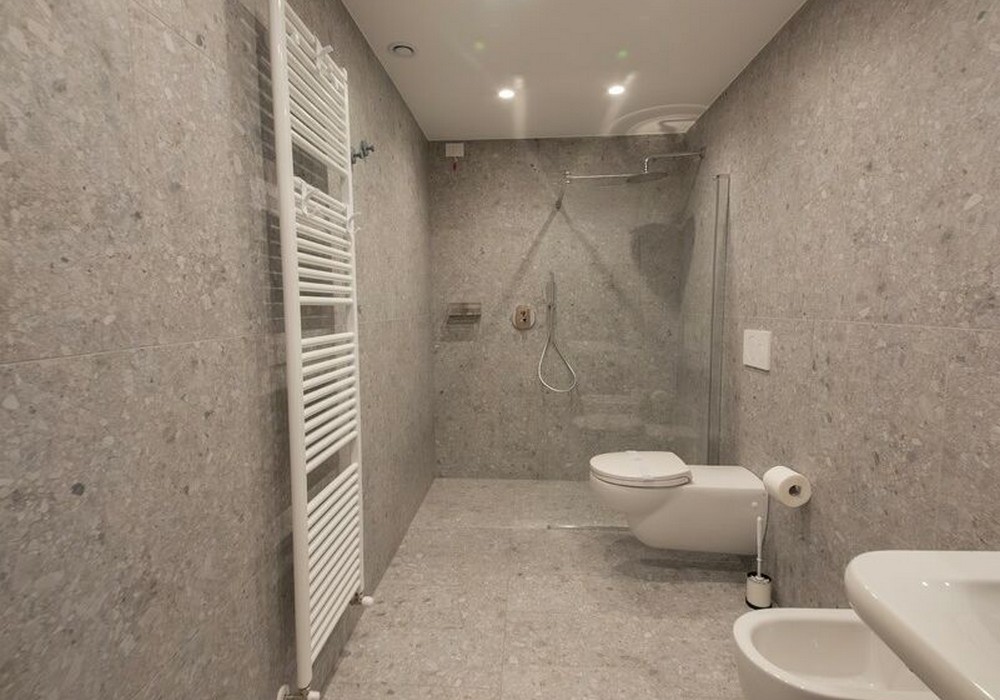 Suite Familiare Deluxe | Spaziosa suite familiare con vista sulle montagne, pensata per regalare comfort e serenità a tutta la famiglia.