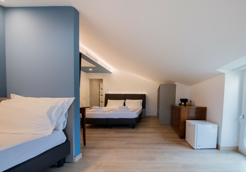Suite Familiare Deluxe | Spaziosa suite familiare con vista sulle montagne, pensata per regalare comfort e serenità a tutta la famiglia.
