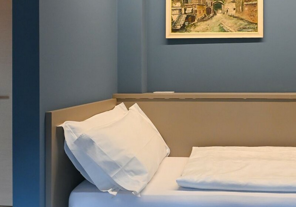 Suite Familiare Deluxe | Spaziosa suite familiare con vista sulle montagne, pensata per regalare comfort e serenità a tutta la famiglia.