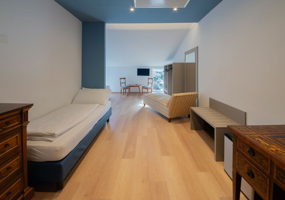Suite Familiare Deluxe | Spaziosa suite familiare con vista sulle montagne, pensata per regalare comfort e serenità a tutta la famiglia.