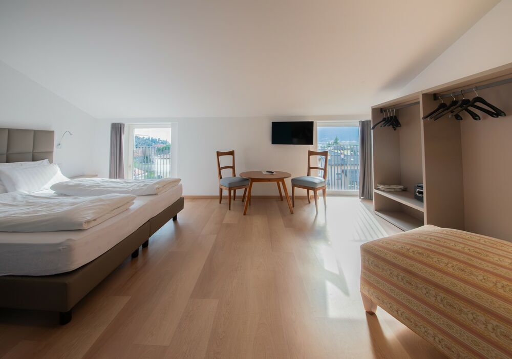 Suite Familiare Deluxe | Spaziosa suite familiare con vista sulle montagne, pensata per regalare comfort e serenità a tutta la famiglia.