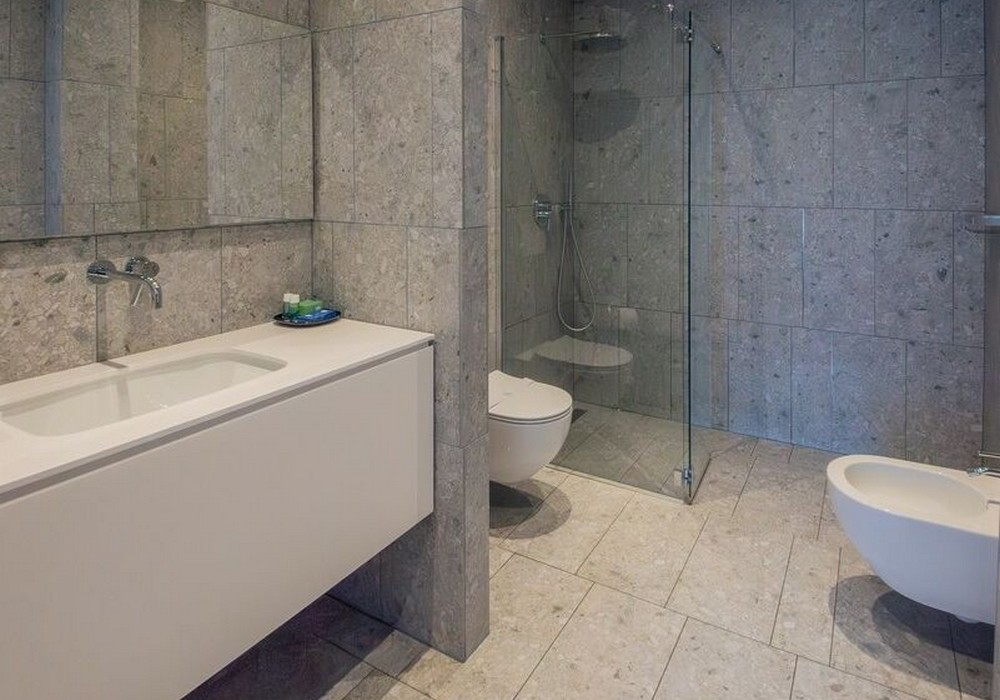 Suite Familiare Deluxe | Spaziosa suite familiare con vista sulle montagne, pensata per regalare comfort e serenità a tutta la famiglia.