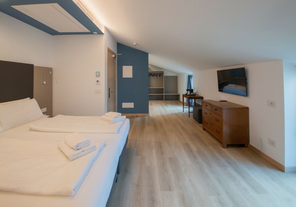 Suite Familiare Deluxe | Spaziosa suite familiare con vista sulle montagne, pensata per regalare comfort e serenità a tutta la famiglia.