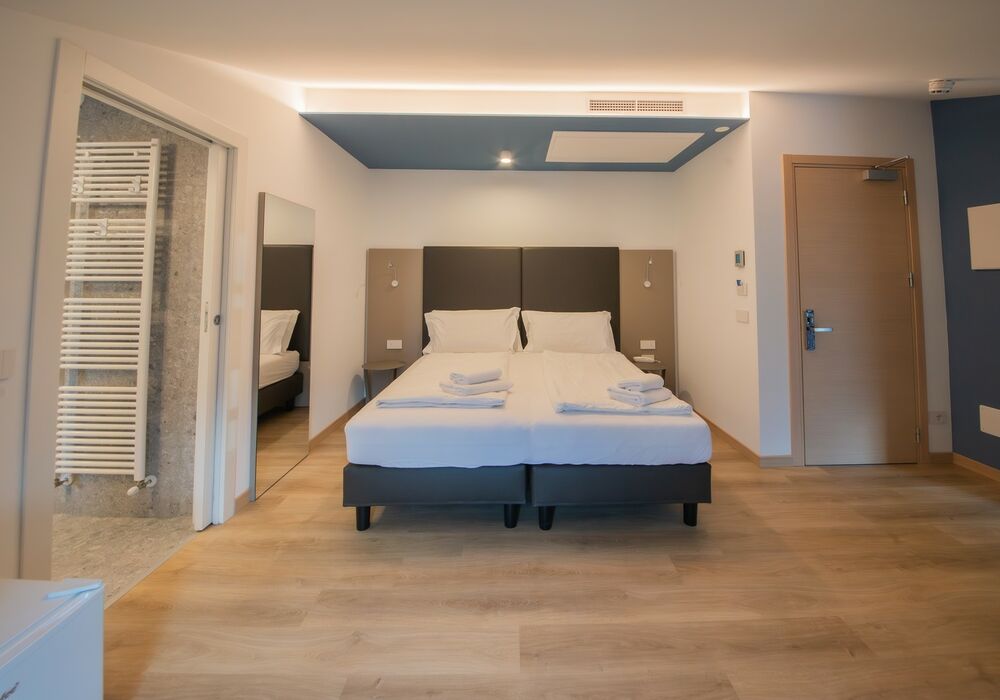 Suite Familiare Deluxe | Spaziosa suite familiare con vista sulle montagne, pensata per regalare comfort e serenità a tutta la famiglia.