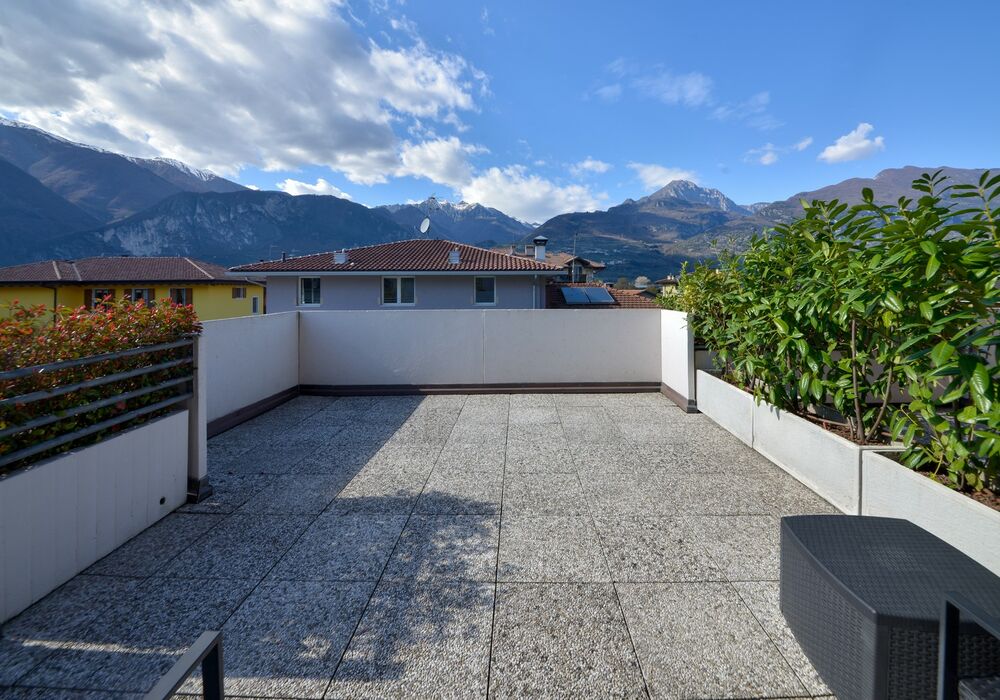 Camera Matrimoniale - Doppia con Letti Singoli con Terrazza | Una camera luminosa ed elegante con terrazza privata e vista sulle montagne, ideale per un soggiorno rilassante.