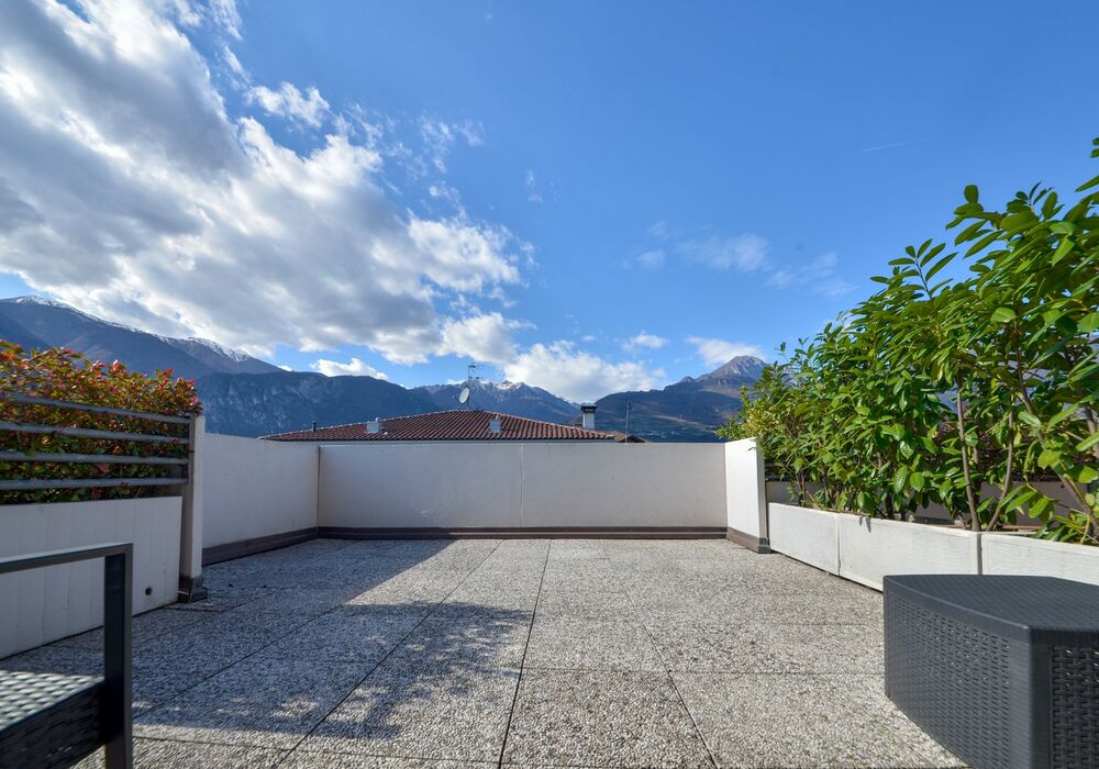 Camera Matrimoniale - Doppia con Letti Singoli con Terrazza | Una camera luminosa ed elegante con terrazza privata e vista sulle montagne, ideale per un soggiorno rilassante.