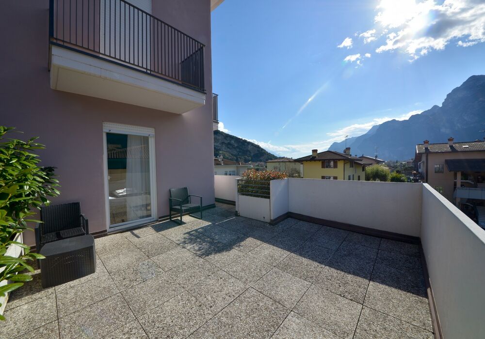 Camera Matrimoniale - Doppia con Letti Singoli con Terrazza | Una camera luminosa ed elegante con terrazza privata e vista sulle montagne, ideale per un soggiorno rilassante.