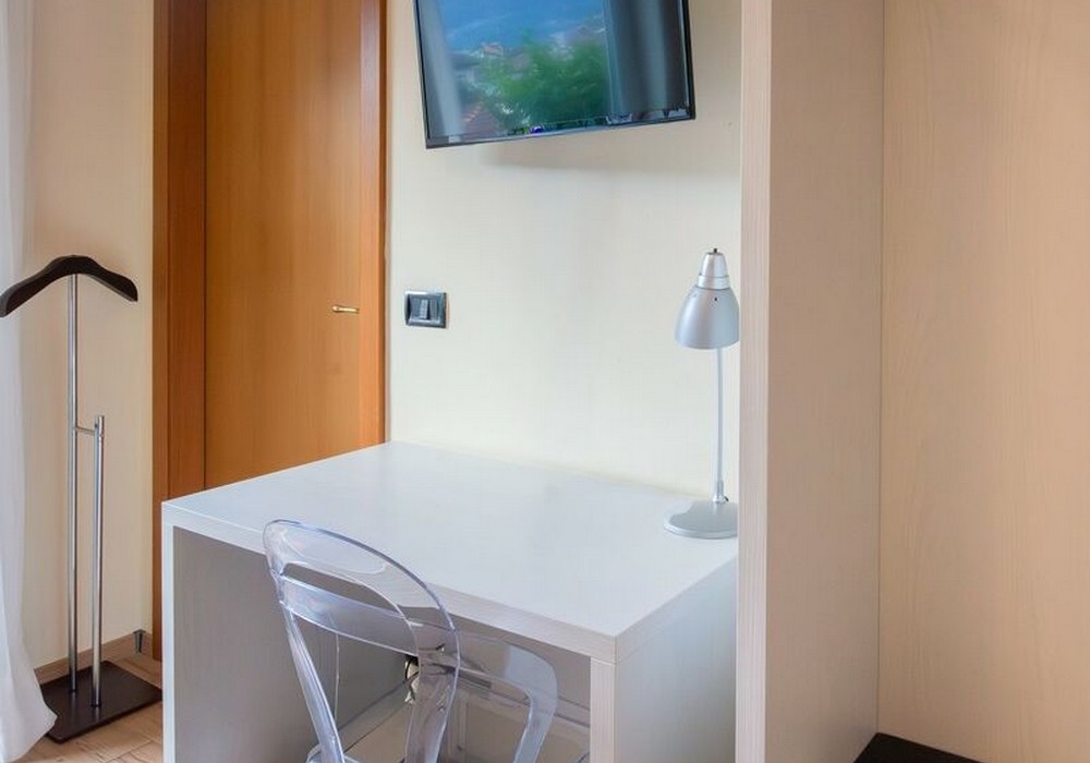 Camera Matrimoniale - Doppia con Letti Singoli con Terrazza | Una camera luminosa ed elegante con terrazza privata e vista sulle montagne, ideale per un soggiorno rilassante.