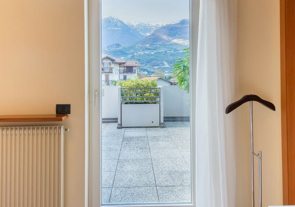 Camera Matrimoniale - Doppia con Letti Singoli con Terrazza | Una camera luminosa ed elegante con terrazza privata e vista sulle montagne, ideale per un soggiorno rilassante.