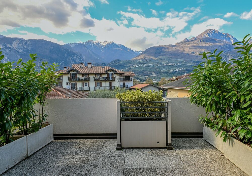 Camera Matrimoniale - Doppia con Letti Singoli con Terrazza | Una camera luminosa ed elegante con terrazza privata e vista sulle montagne, ideale per un soggiorno rilassante.