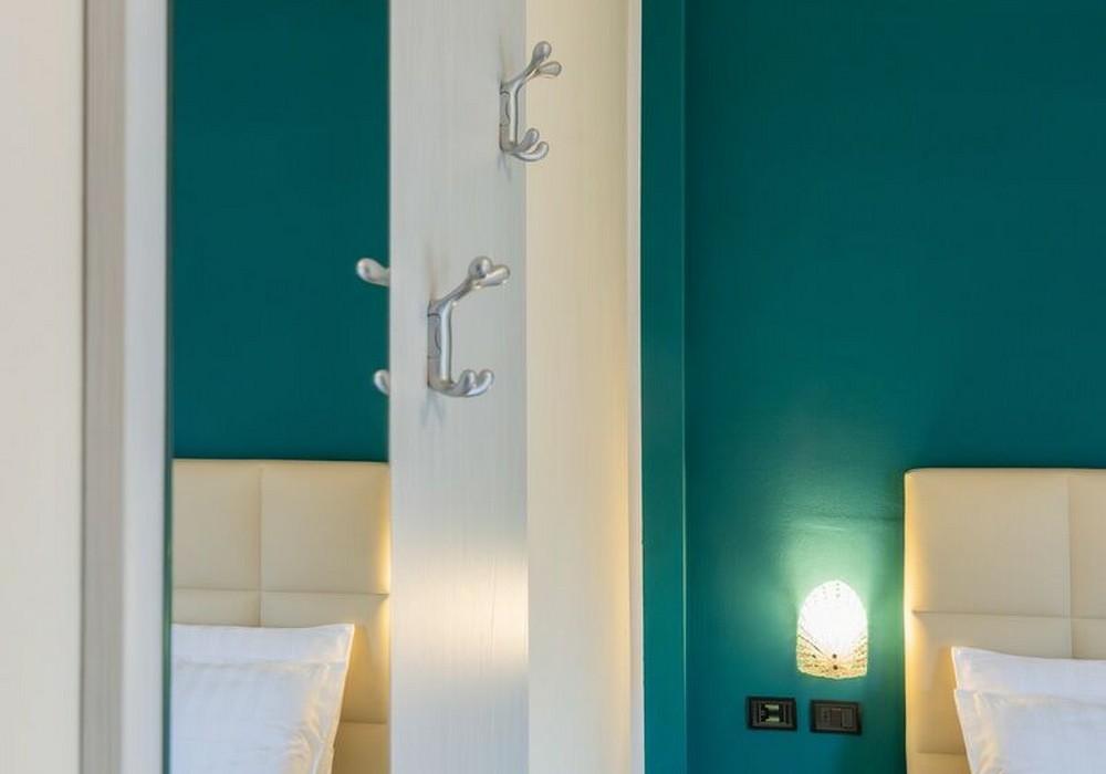 Camera Matrimoniale - Doppia con Letti Singoli con Terrazza | Una camera luminosa ed elegante con terrazza privata e vista sulle montagne, ideale per un soggiorno rilassante.