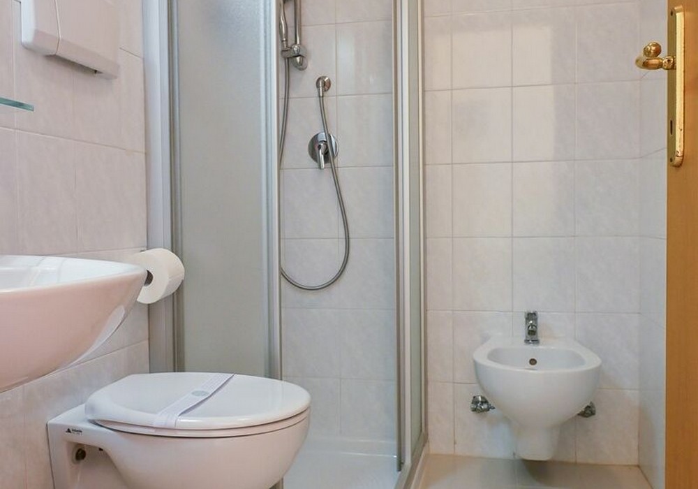 Camera Matrimoniale Piccola | Una camera raccolta e confortevole, ideale per chi cerca un soggiorno pratico in un ambiente accogliente.
