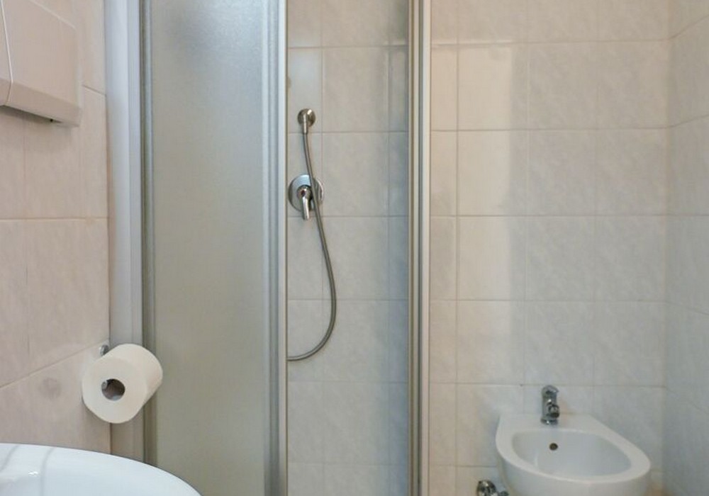 Camera Matrimoniale Piccola | Una camera raccolta e confortevole, ideale per chi cerca un soggiorno pratico in un ambiente accogliente.