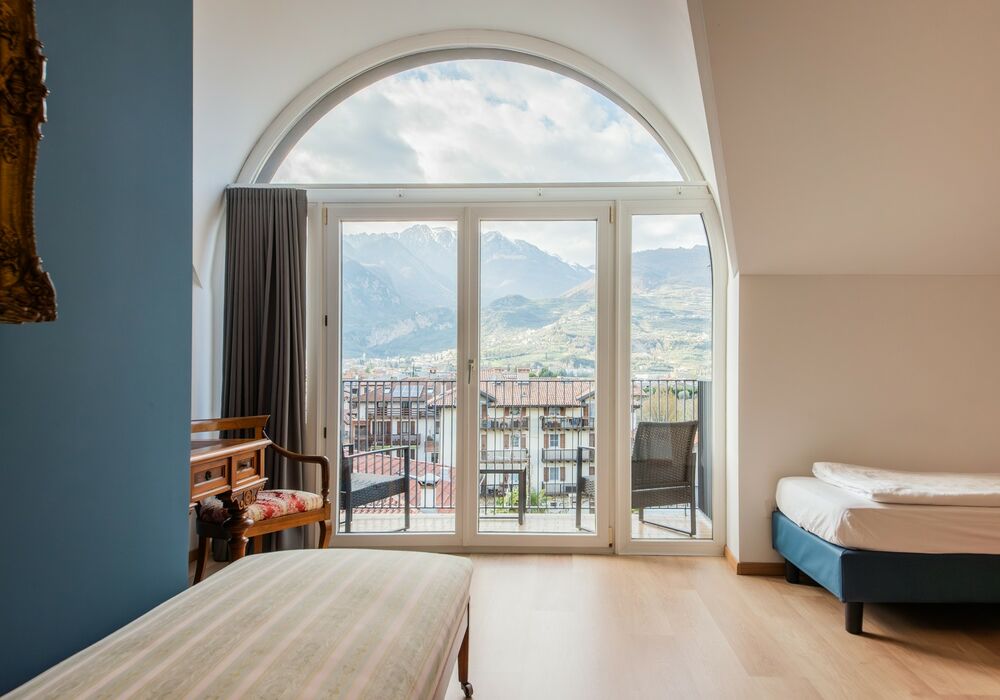 Junior Suite con balcone | Una spaziosa suite mansardata con più privacy e una vista aperta sulle montagne per un soggiorno di autentico relax.