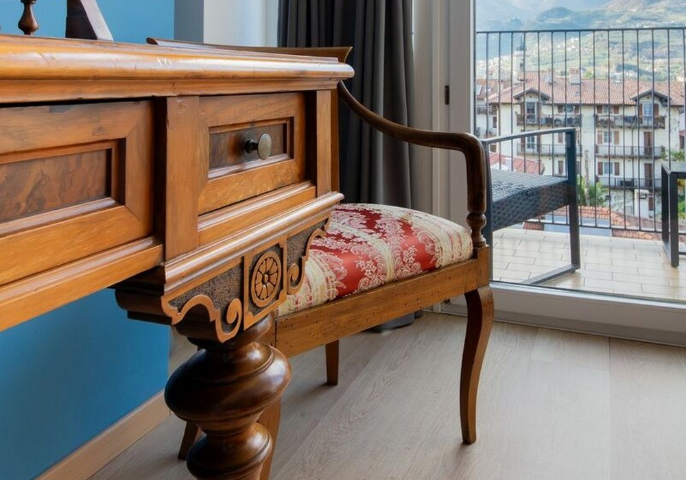 Junior Suite con balcone | Una spaziosa suite mansardata con più privacy e una vista aperta sulle montagne per un soggiorno di autentico relax.