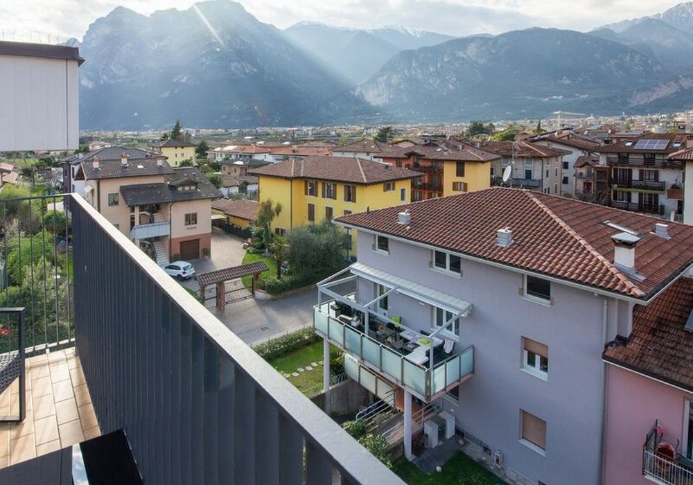 Junior Suite con balcone | Una spaziosa suite mansardata con più privacy e una vista aperta sulle montagne per un soggiorno di autentico relax.