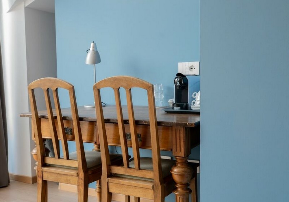 Junior Suite con balcone | Una spaziosa suite mansardata con più privacy e una vista aperta sulle montagne per un soggiorno di autentico relax.
