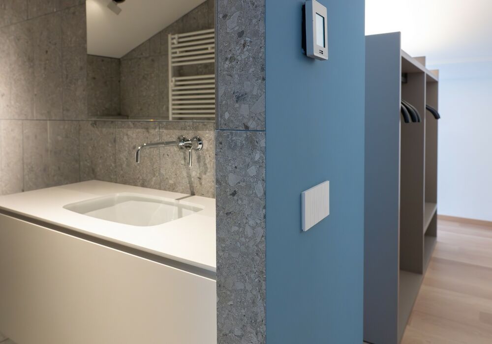 Junior Suite con balcone | Una spaziosa suite mansardata con più privacy e una vista aperta sulle montagne per un soggiorno di autentico relax.