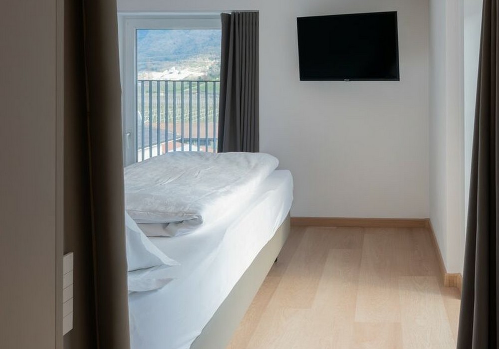 Junior Suite con balcone | Una spaziosa suite mansardata con più privacy e una vista aperta sulle montagne per un soggiorno di autentico relax.