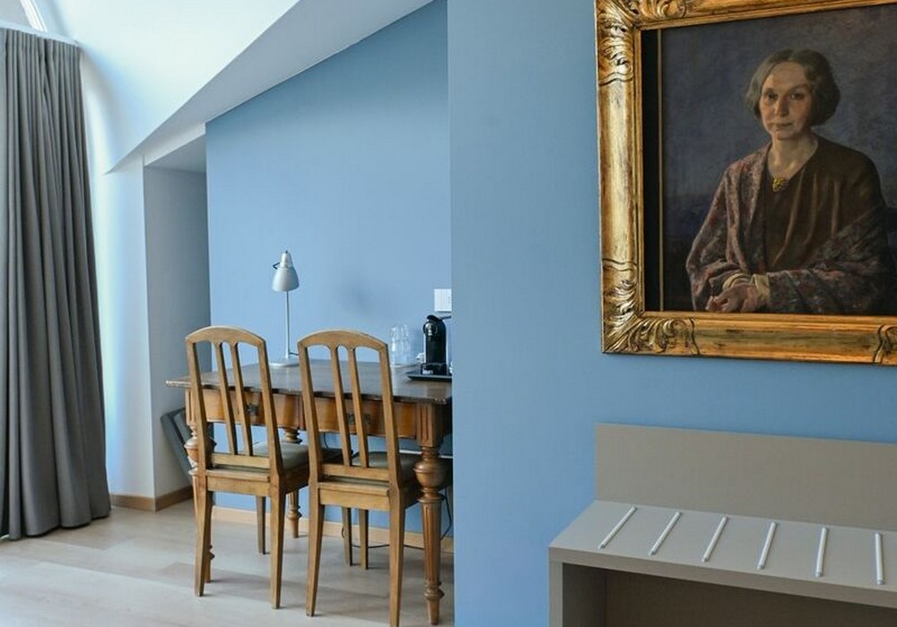 Junior Suite con balcone | Una spaziosa suite mansardata con più privacy e una vista aperta sulle montagne per un soggiorno di autentico relax.