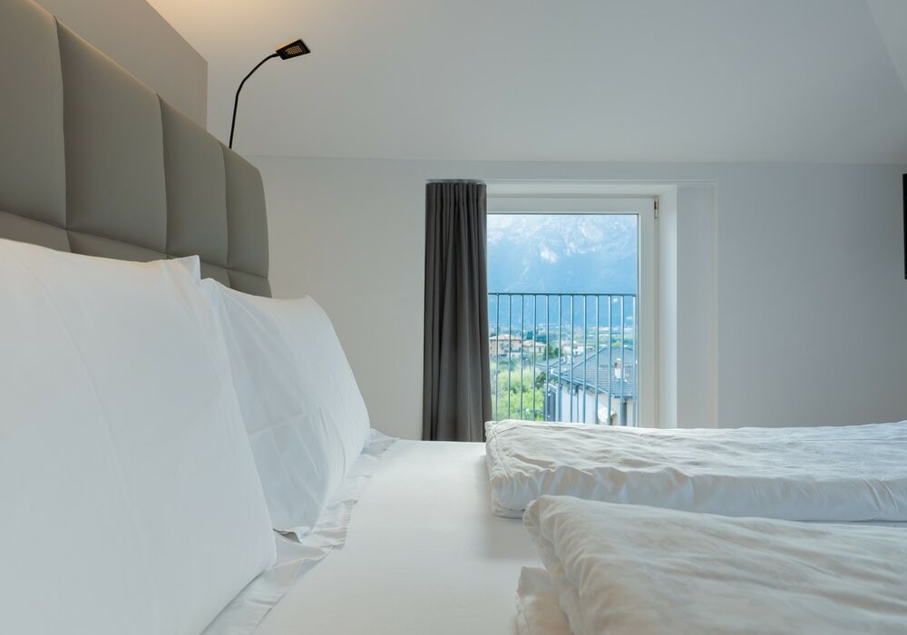 Junior Suite con balcone | Una spaziosa suite mansardata con più privacy e una vista aperta sulle montagne per un soggiorno di autentico relax.