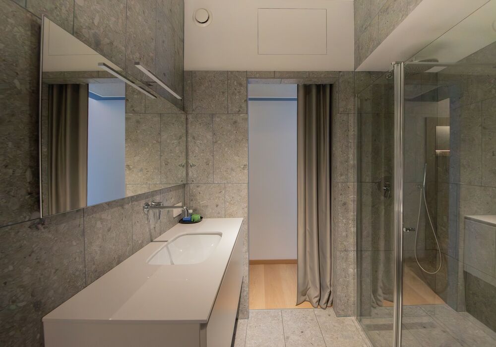 Junior Suite con balcone | Una spaziosa suite mansardata con più privacy e una vista aperta sulle montagne per un soggiorno di autentico relax.