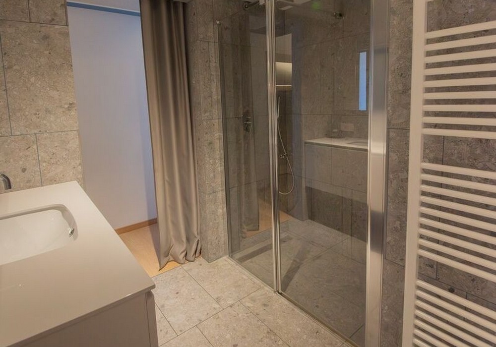 Junior Suite con balcone | Una spaziosa suite mansardata con più privacy e una vista aperta sulle montagne per un soggiorno di autentico relax.