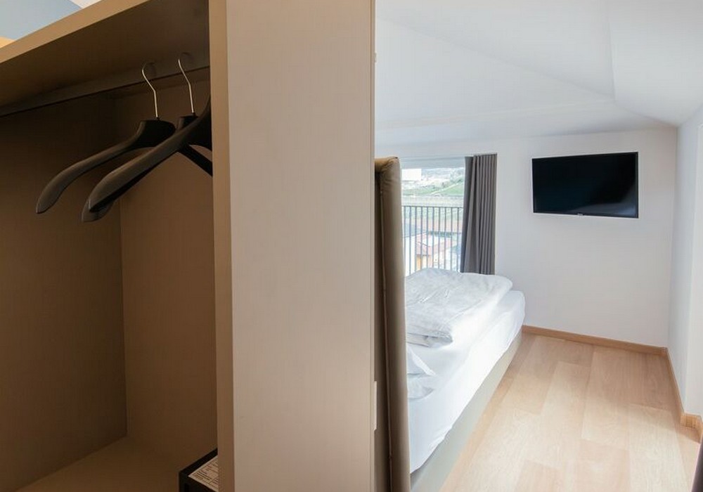 Junior Suite con balcone | Una spaziosa suite mansardata con più privacy e una vista aperta sulle montagne per un soggiorno di autentico relax.