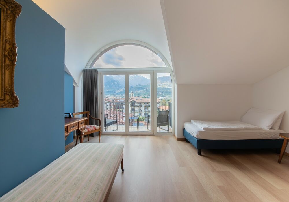 Junior Suite con balcone | Una spaziosa suite mansardata con più privacy e una vista aperta sulle montagne per un soggiorno di autentico relax.