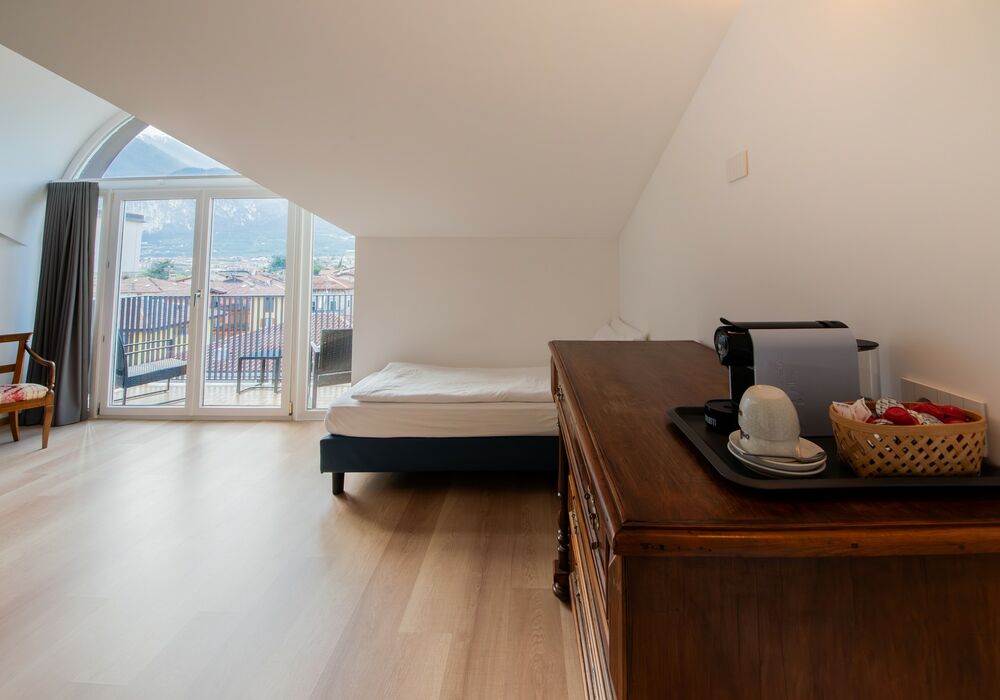 Junior Suite con balcone | Una spaziosa suite mansardata con più privacy e una vista aperta sulle montagne per un soggiorno di autentico relax.