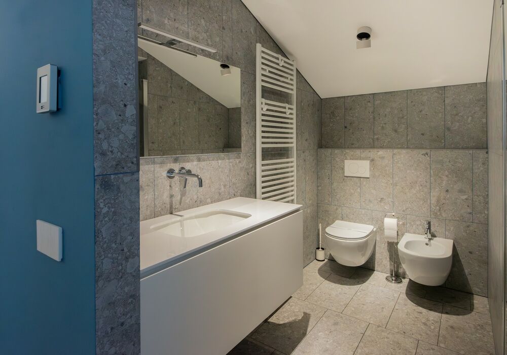 Junior Suite con balcone | Una spaziosa suite mansardata con più privacy e una vista aperta sulle montagne per un soggiorno di autentico relax.
