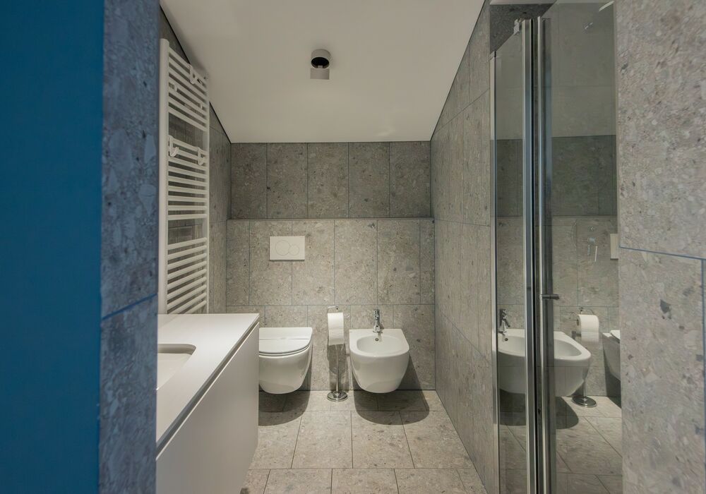 Junior Suite con balcone | Una spaziosa suite mansardata con più privacy e una vista aperta sulle montagne per un soggiorno di autentico relax.