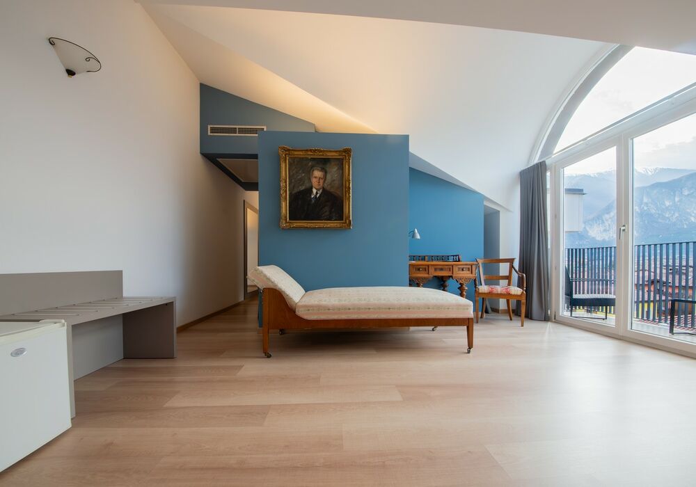 Junior Suite con balcone | Una spaziosa suite mansardata con più privacy e una vista aperta sulle montagne per un soggiorno di autentico relax.