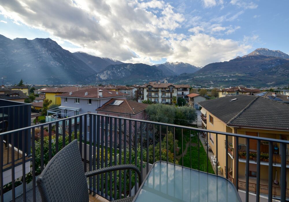 Camera Matrimoniale/Doppia con Letti Singoli | Spazi luminosi, balcone e vista montagna per un soggiorno all’insegna del comfort.