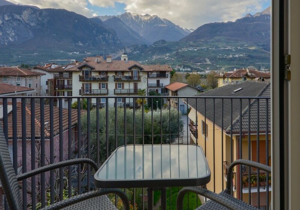 Camera Matrimoniale/Doppia con Letti Singoli | Spazi luminosi, balcone e vista montagna per un soggiorno all’insegna del comfort.
