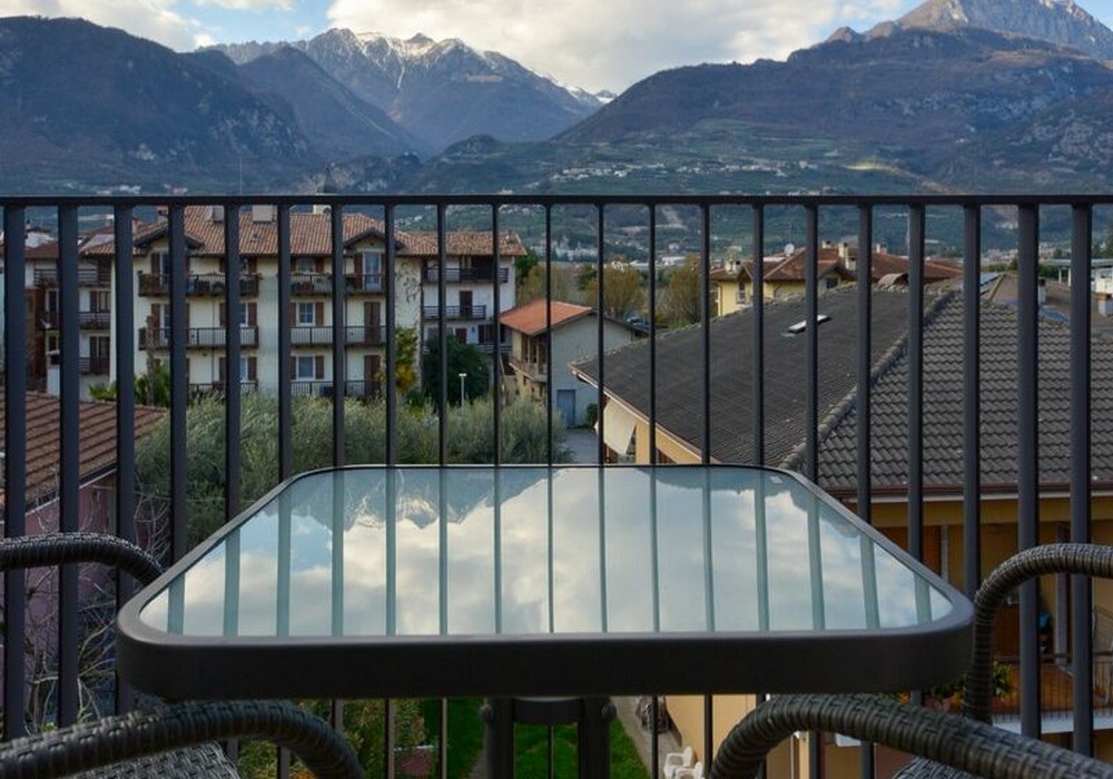 Camera Matrimoniale/Doppia con Letti Singoli | Spazi luminosi, balcone e vista montagna per un soggiorno all’insegna del comfort.