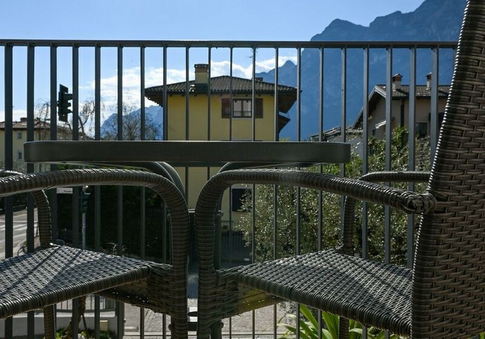 Camera Matrimoniale/Doppia con Letti Singoli | Spazi luminosi, balcone e vista montagna per un soggiorno all’insegna del comfort.