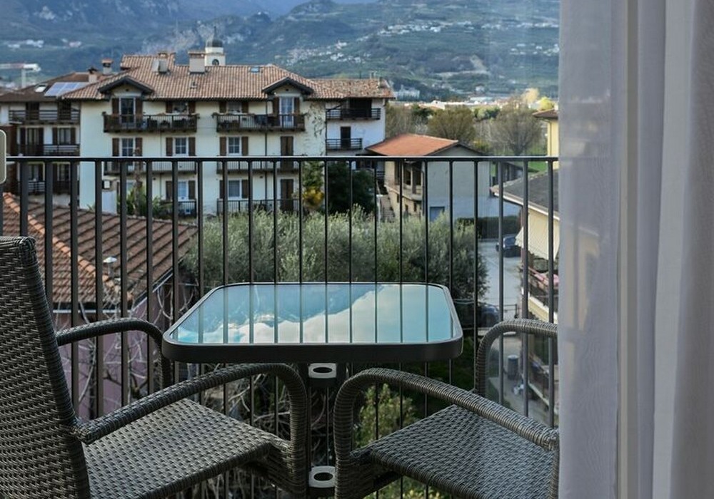 Camera Matrimoniale/Doppia con Letti Singoli | Spazi luminosi, balcone e vista montagna per un soggiorno all’insegna del comfort.