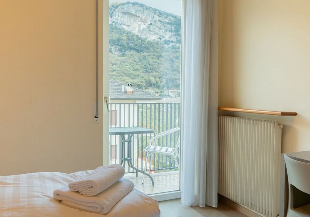 Camera Matrimoniale/Doppia con Letti Singoli | Spazi luminosi, balcone e vista montagna per un soggiorno all’insegna del comfort.