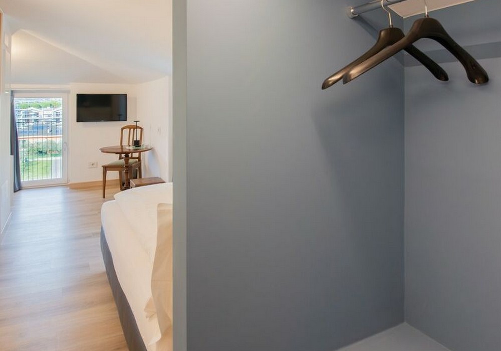 Camera singola | Uno spazio raccolto e accogliente con balcone privato per vivere il soggiorno in totale tranquillità.